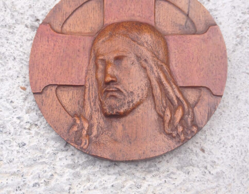 Sculpture sur bois de la tête de Jésus
