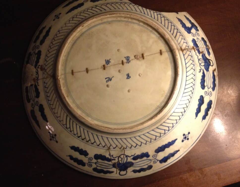 grand plat bleu et blanc en porcelaine japonaise