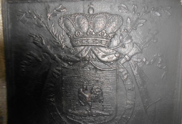 plaque cheminée fonte heraldique