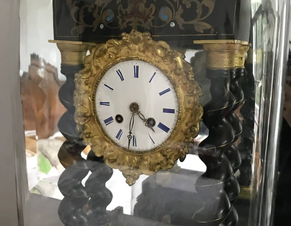 Estimation Montre, horloge: Horloge sous verre
