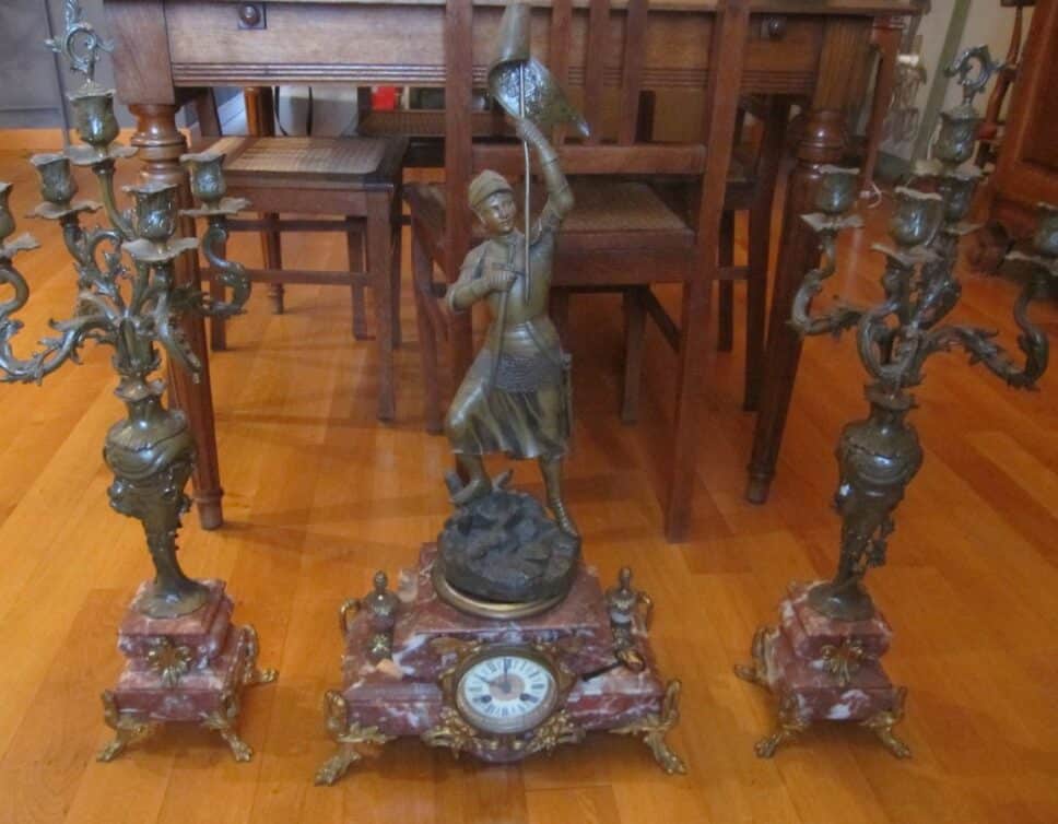 Estimation Montre, horloge: Pendule Jeanne d’Arc avec ses 2 chandeliers