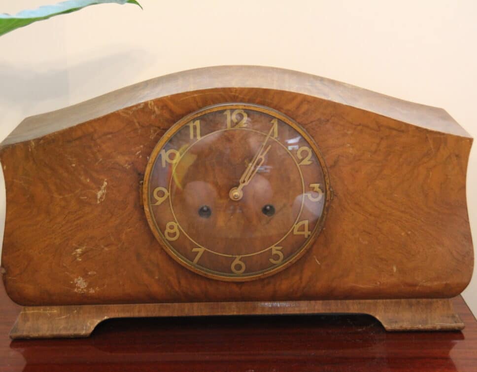 Estimation Montre, horloge: Horloge en bois 1976
