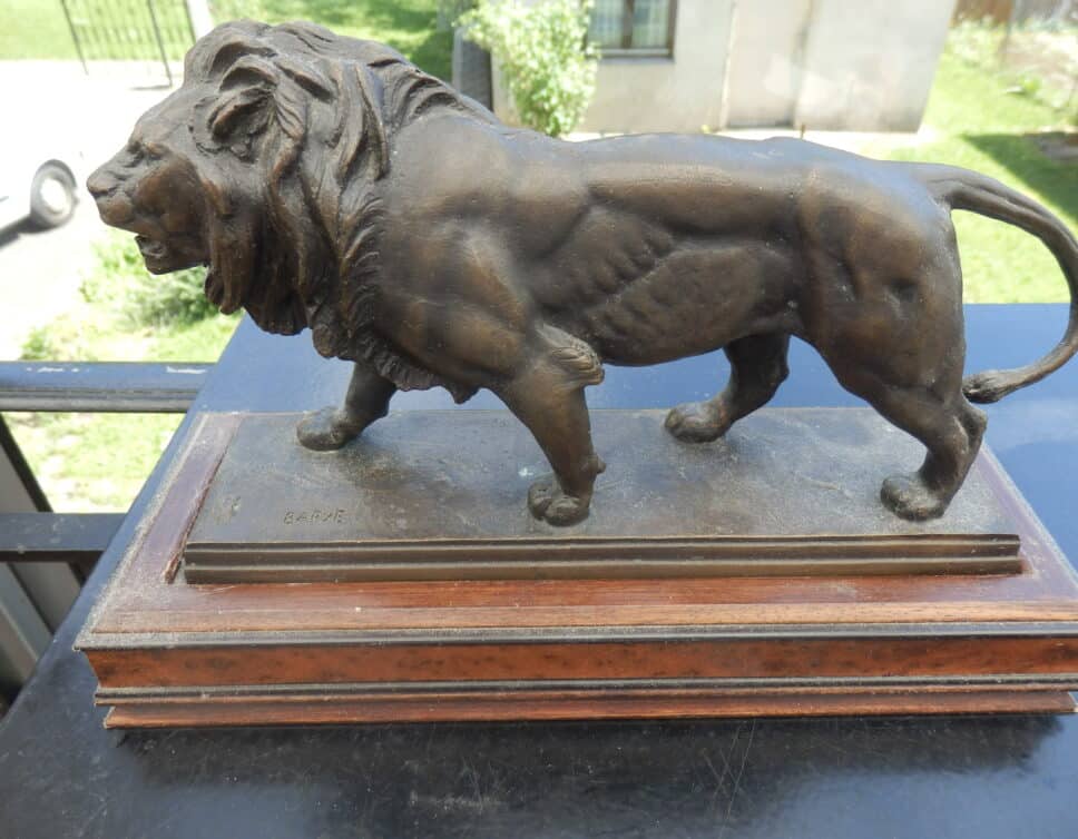Sculpture lion signé BARYE