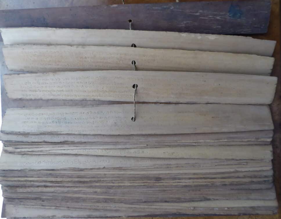 Estimation Livre, manuscrit: Livre ancien en feuilles de palmier  dos