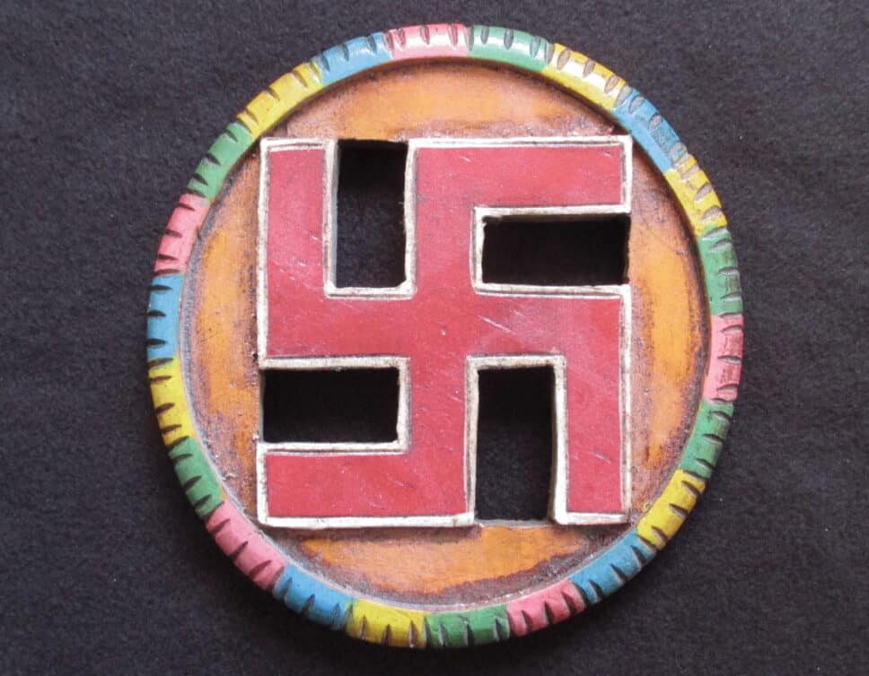 Swastika ancienne bois