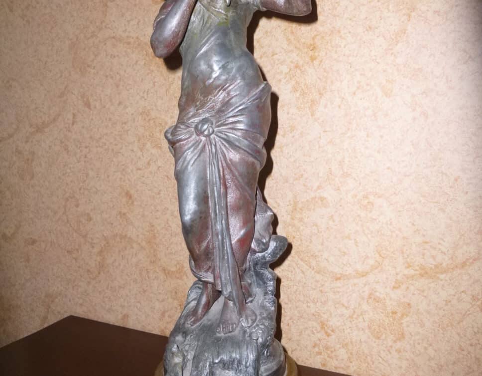 statue femme  » a la source »