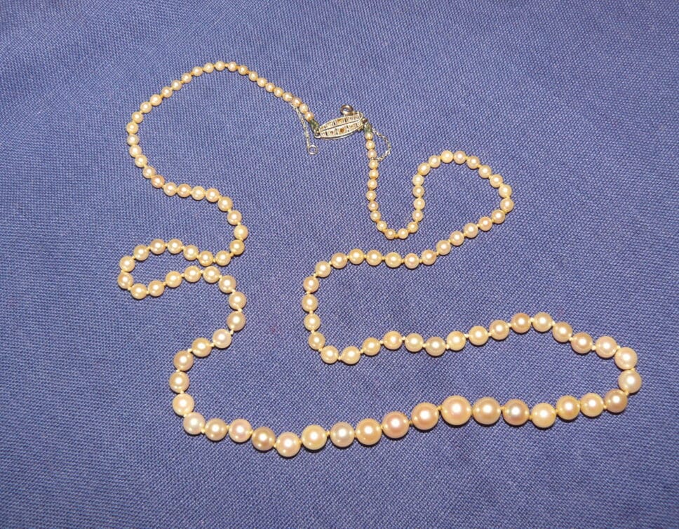 Estimation Bijoux: Collier de perles fines en chute