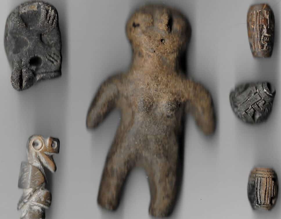 : Ensemble statuette et perles art précolombien -500 a -1500 avant JC