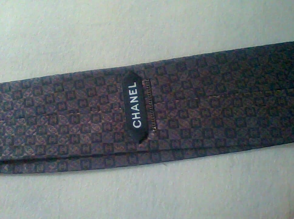 Cravate chanel couleur Noir et Or
