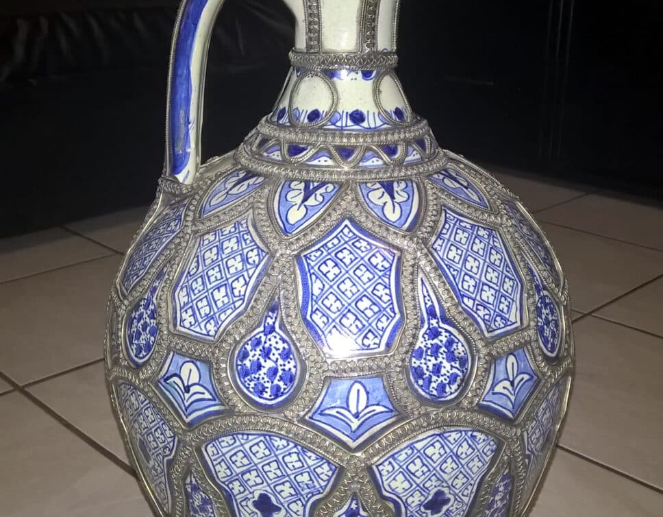 Vase (grande cruche) couvert marocain bleu signé
