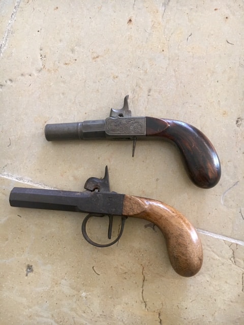 paire de pistolets anciens