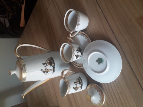 Estimation des pièces de Céramique Bavaria: Service à café avec 2 tasses et 2 soucoupes, une vendeuse à café, un petit verseur à lait et un petit couvercle.