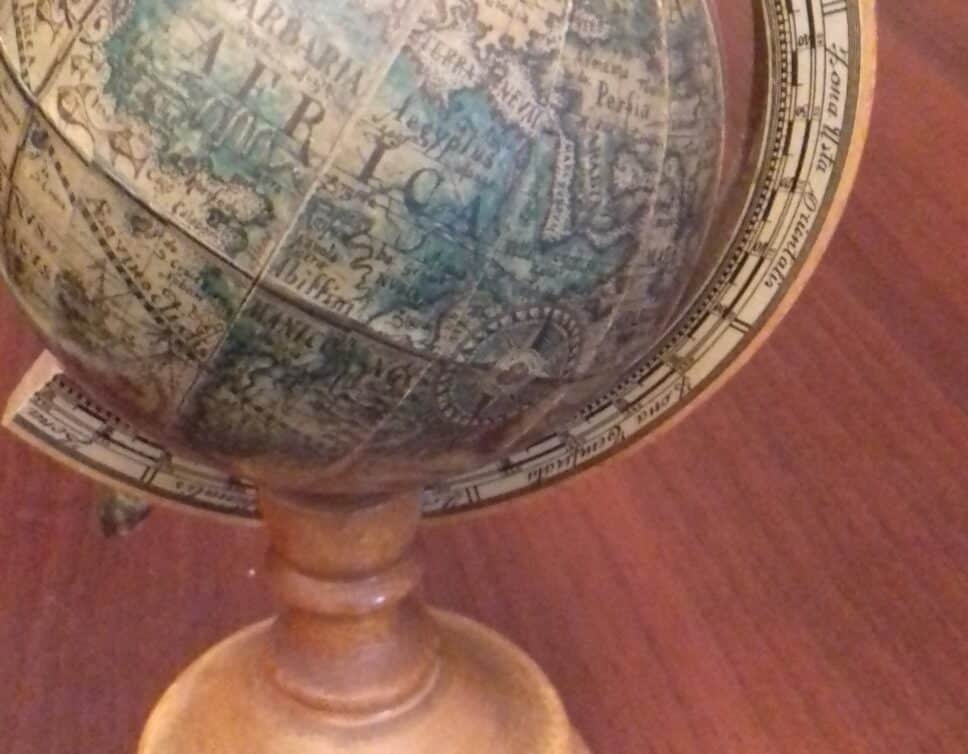 globe terrestre en bois