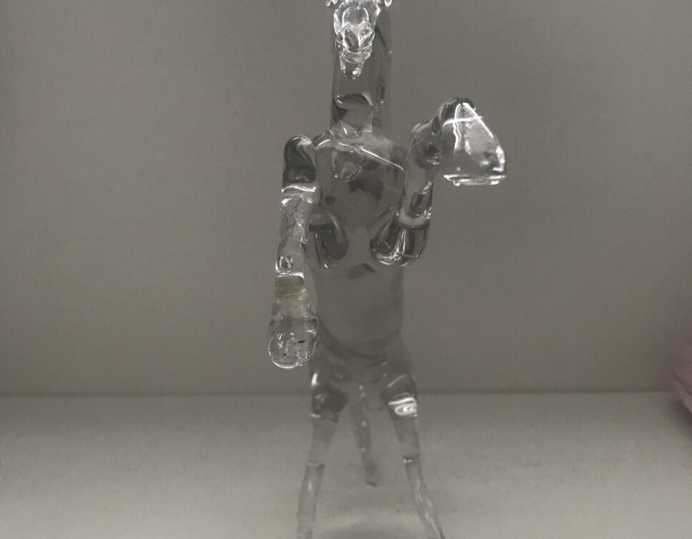 : Sculpture d’un cheval debout en cristal