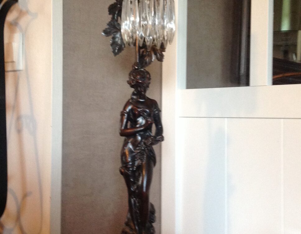 Sculpture nymphe montée en lampe