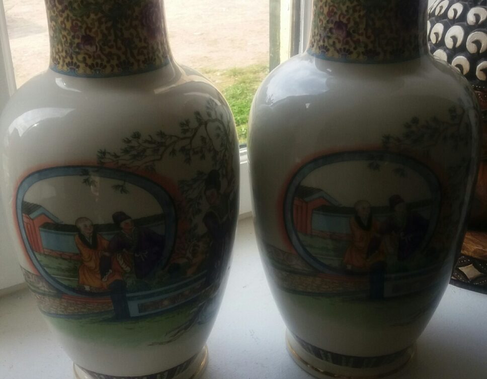 DEUX VASES CHINOIS