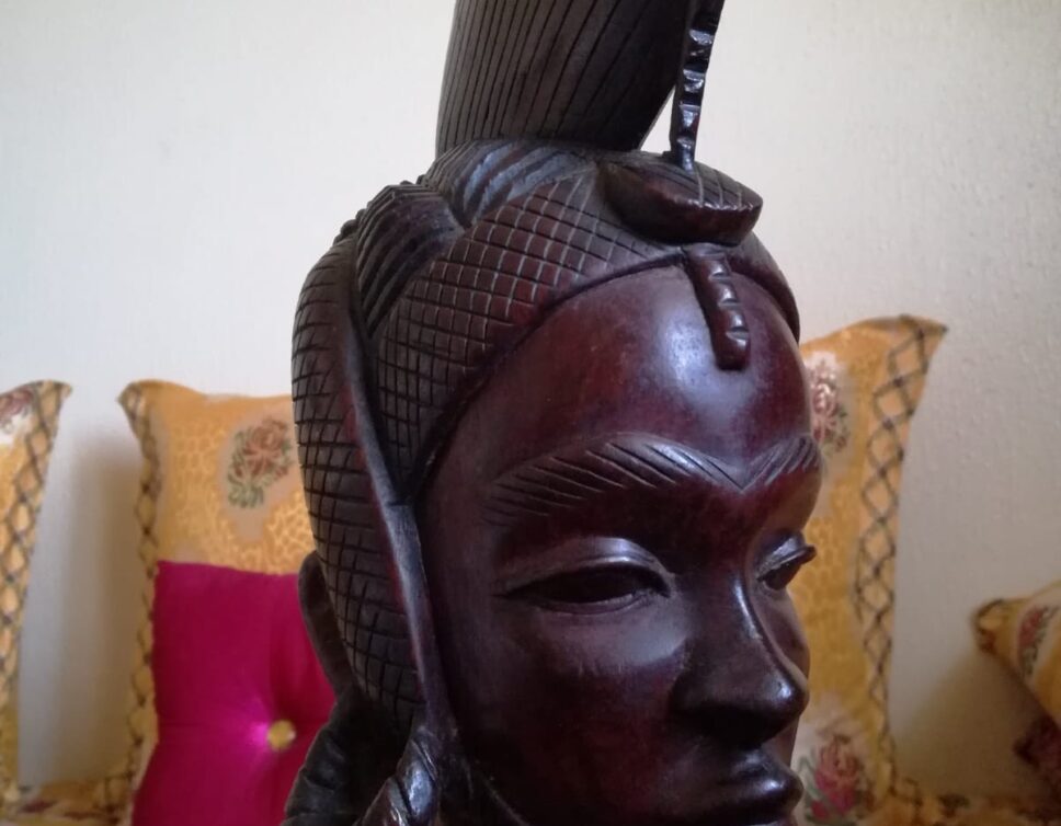 Estimation de la Statue Femme Africaine de 1986 Provenant de Guinée Conakry – État Très Bon.