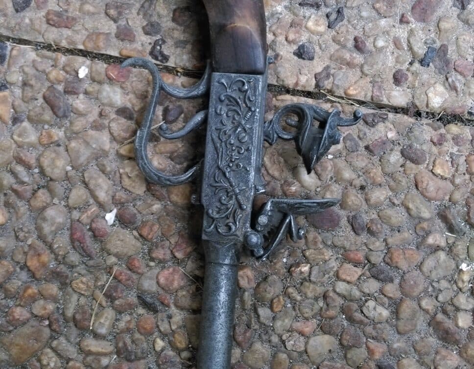 Pistolet visiblement ancien crosse en bois