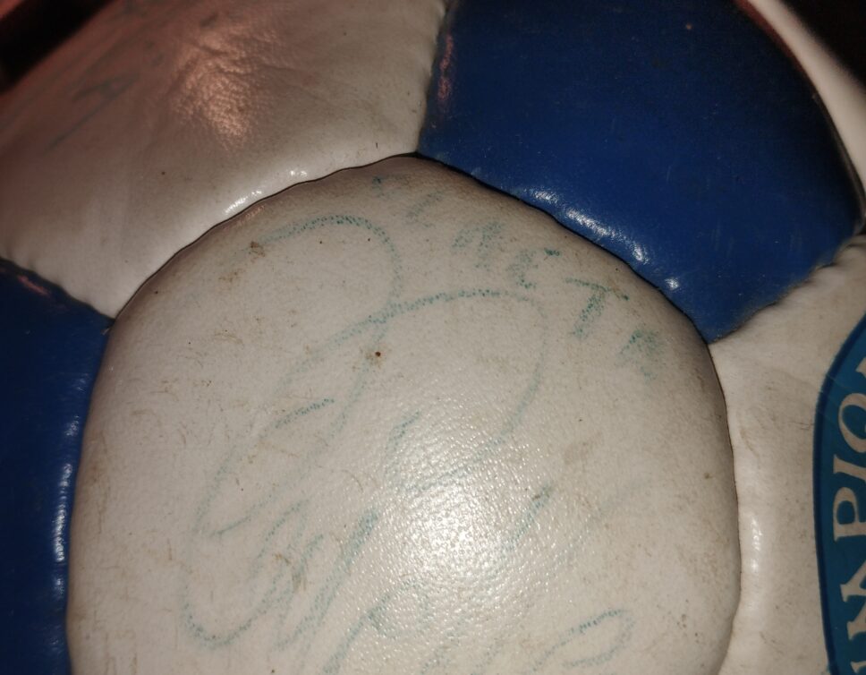 Estimation Autographe – Ballon d’Entrainement OM 92-95 Signé par Pele, Barthez, Ambrisio, Angloma, Olmetta et Autres