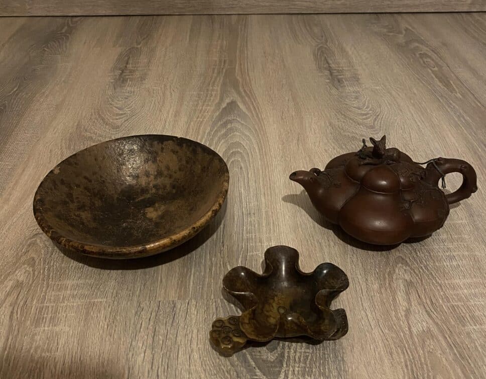 Estimation d’objets d’art ancien asiatique : bol en matière lourde, théière en cuivre ou en bronze avec décoration, et autre objet mystérieux.