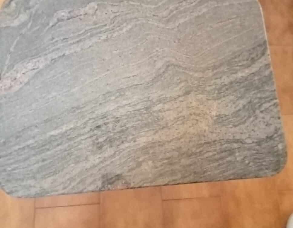 Estimation du prix d’une table basse ancienne en marbre ou granit