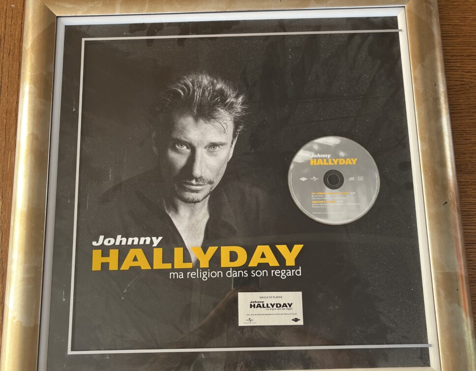 Estimation de la valeur d’un disque de platine de Johnny Hallyday datant de 2005