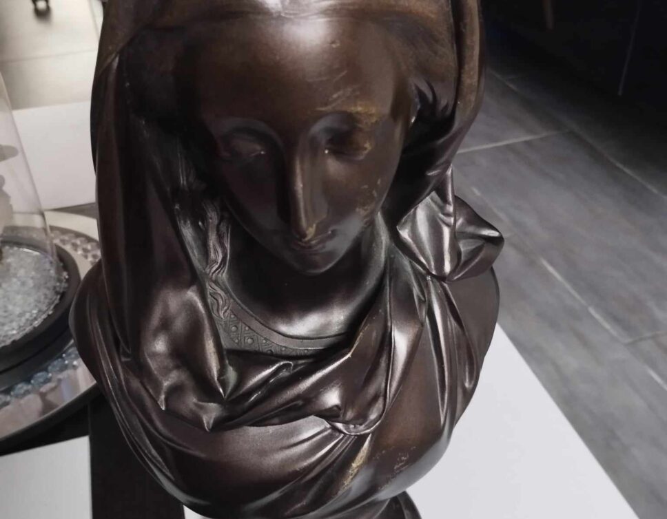 Estimation de la sculpture en bronze de A. Carrier datant de 1856 représentant un buste de femme avec un voile sur la tête tombant sur les épaules, numéro 2757.