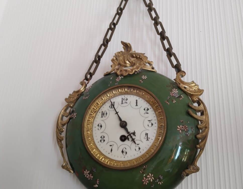 Estimation du prix d’une pendule d’applique style Louis XV en faience verte avec monture en bronze doré et chaîne en métal – Catégorie: Montres – Poids: 2.65kg