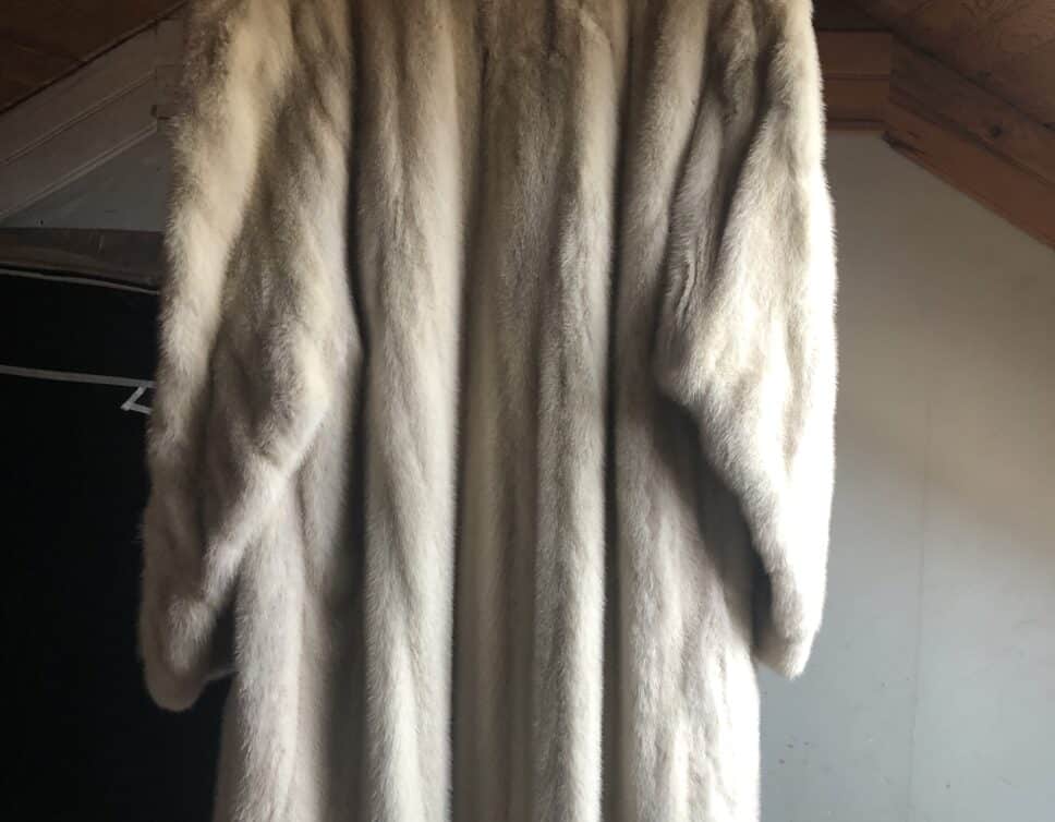 Estimation d’un manteau en vison blanc vintage en très bon état