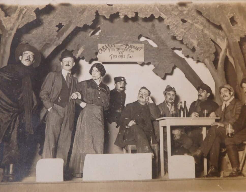 Photo d’Aristide Bruant et sa troupe au Chat Noir – Bon état, format carte postale