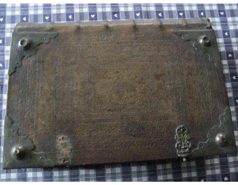 Estimation d’une Bible ancienne en allemand gothique de 1720 : couverture cuir, manque les fermoirs, quelques trous de vers.