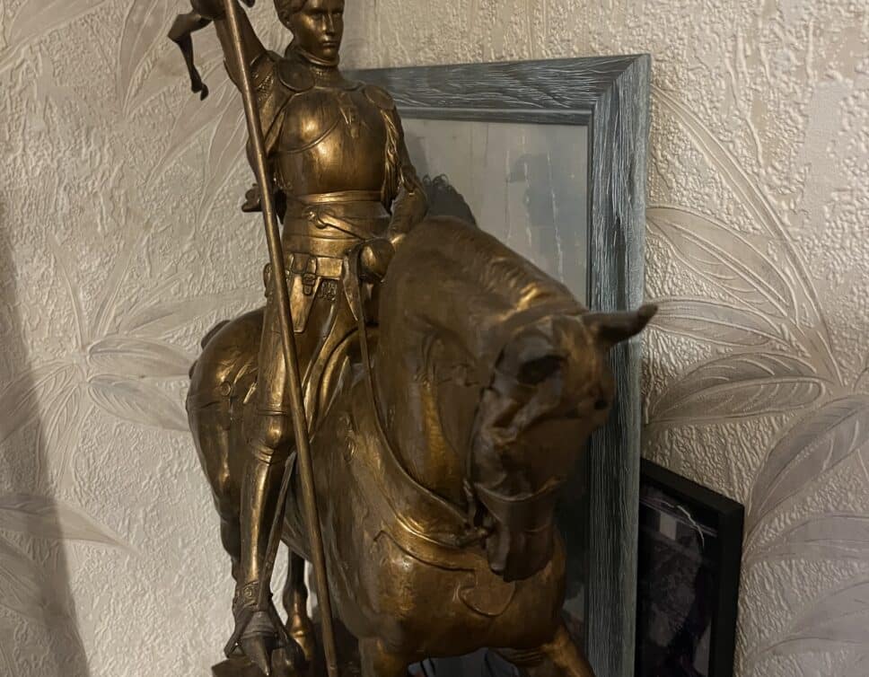 Estimation d’une sculpture en bronze de Jeanne d’Arc signée Fremiet, hauteur 75 cm, en excellent état.