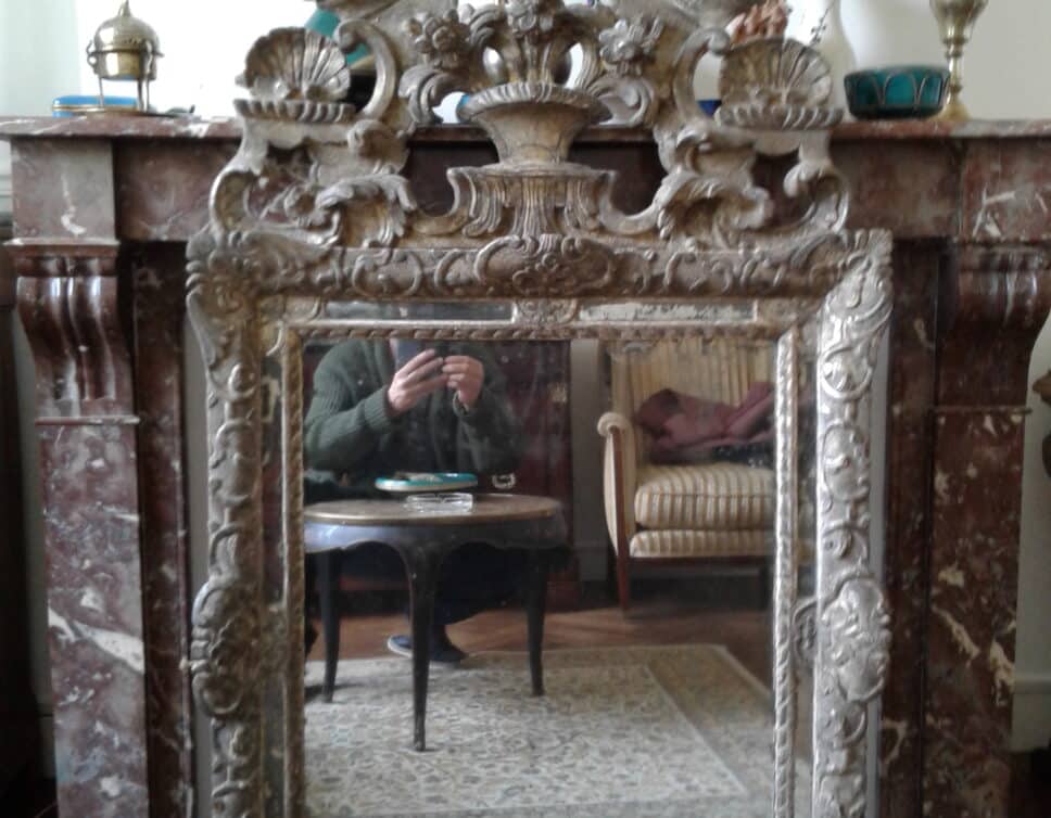 Estimation miroir ancien style Regence avec fronton en bois argenté – 18e siècle