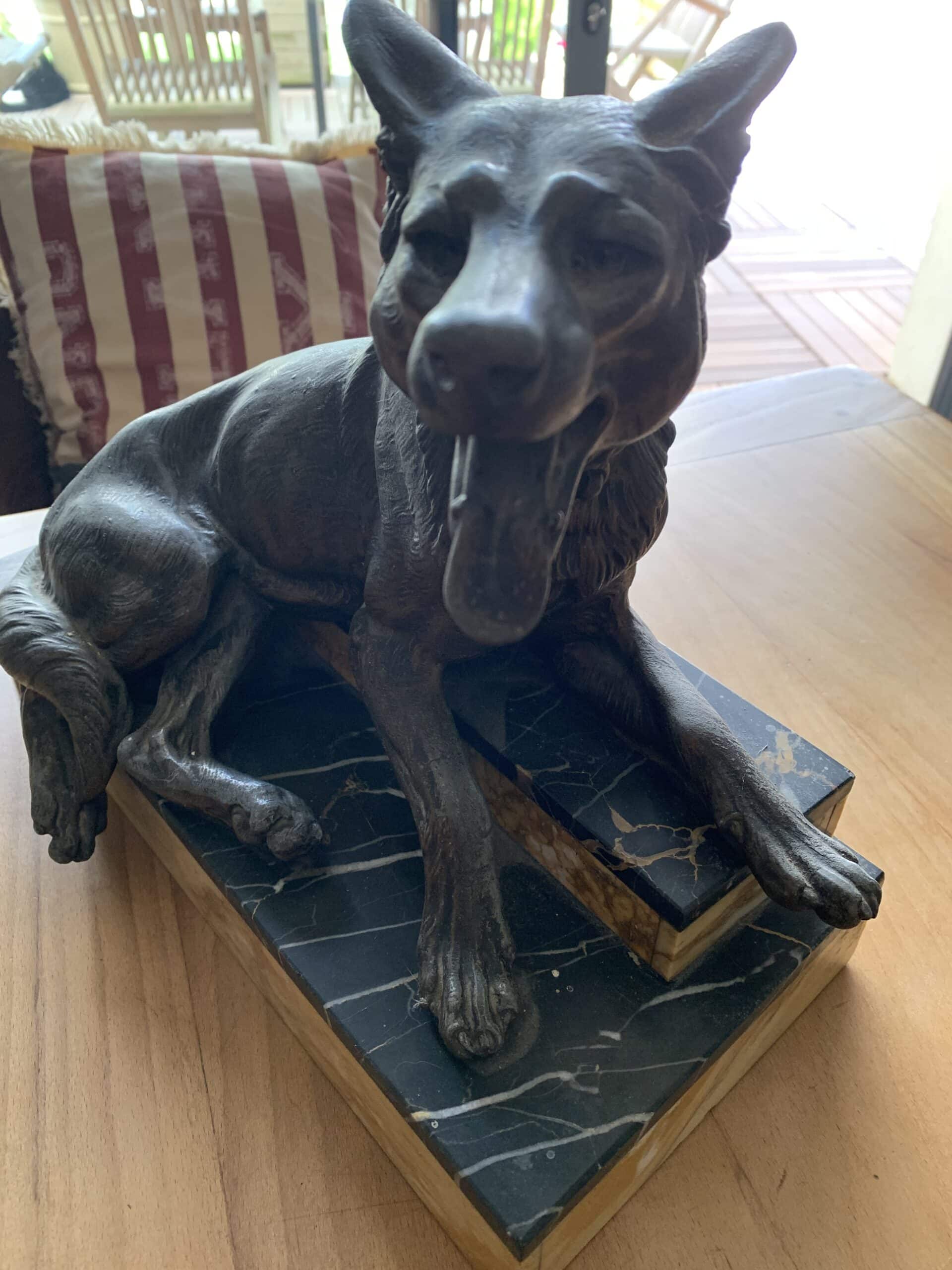 Estimation d’un chien en bronze couché sur socle en marbre