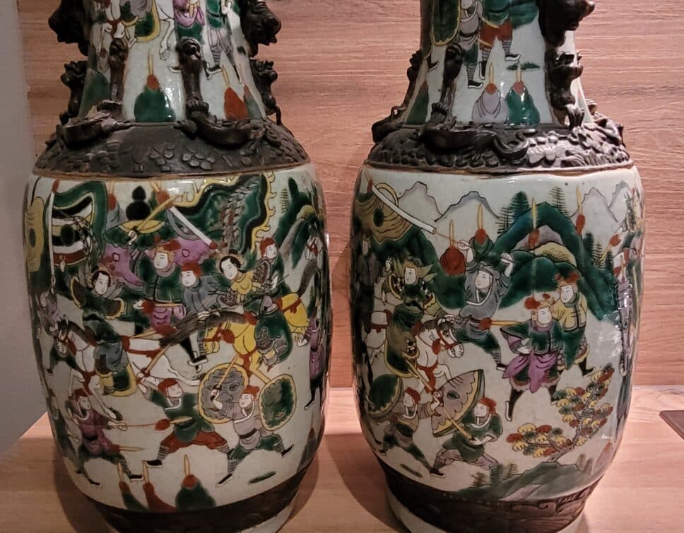 Estimation de deux grands vases chinois anciens en céramique, en parfait état avec une hauteur de 47cm et une circonférence de 67cm