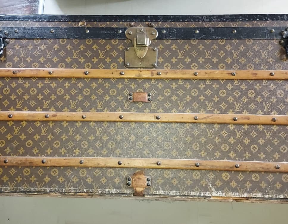 Estimation de la valeur d’une malle de voyage Louis Vuitton datant de 1912 nécessitant une restauration.