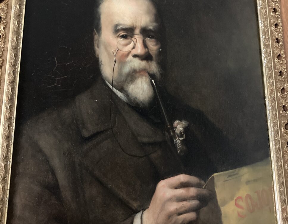 « Estimation d’une peinture de 1900 : Un portrait signé par Louis Delfau représentant un homme lisant un journal avec une pipe »