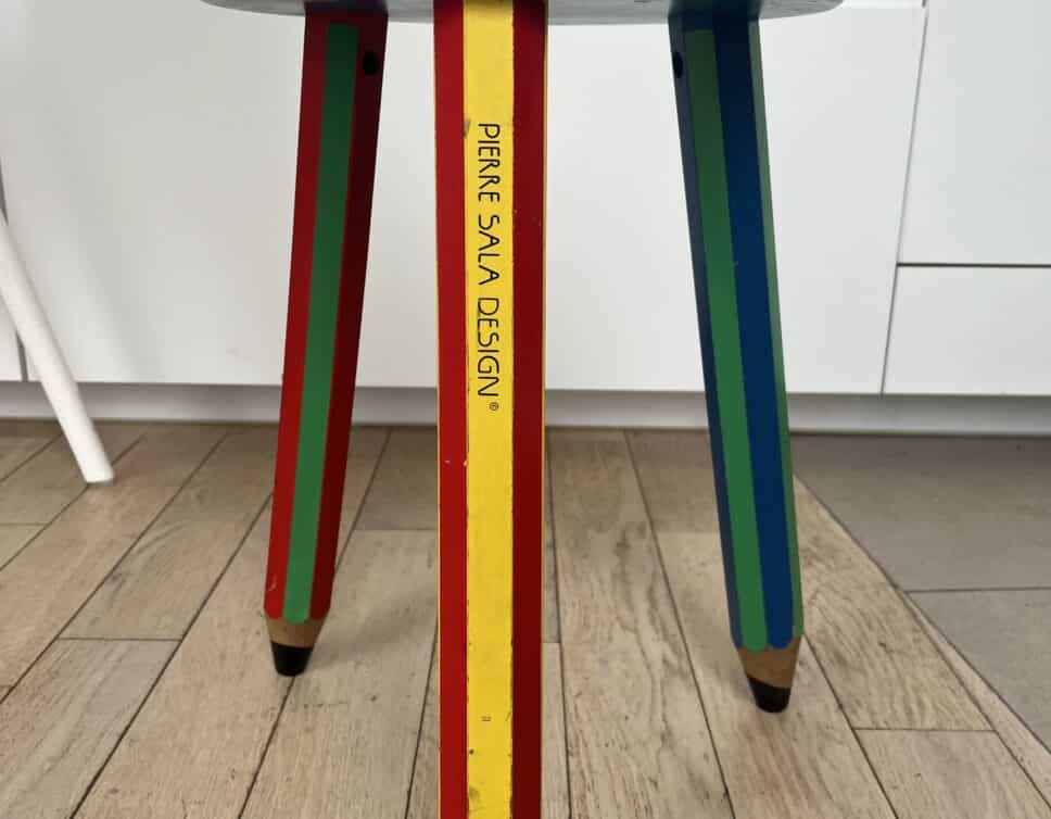 Estimation d’un Tabouret Unique Conçu par Pierre Sala avec Trois Pieds Colorés en Forme de Crayon