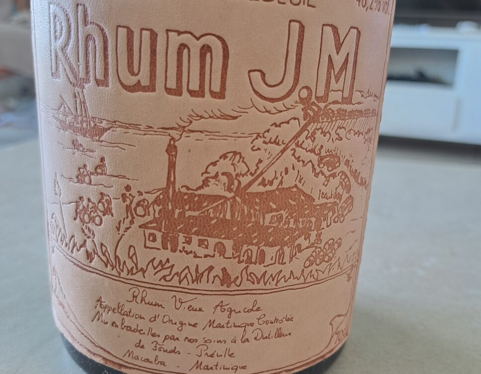 Estimation d’une bouteille de Rhum vieux JM Crassous de Medeuil datant de 1988, présentée en coffret en bois avec contenu, bouchon et étiquettes intacts