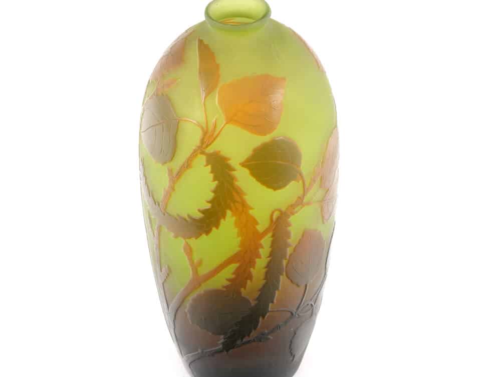 Estimation de la valeur d’un Vase d’Argental de style Art Déco avec motif floral signé