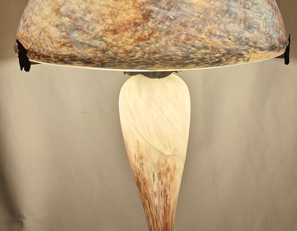 Estimation d’une Lampe Art Déco en Verre Marmoréen, Signée Le Verre Français avec Croix de Lorraine, Hauteur 63cm et Diamètre 37cm