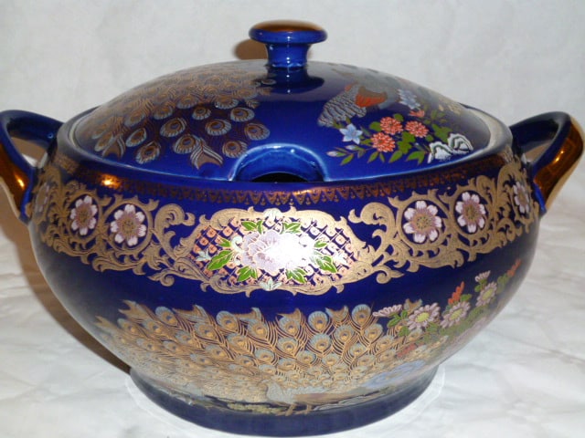 Estimation Vase, verrerie, porcelaine…: Grande soupière bleue paon china